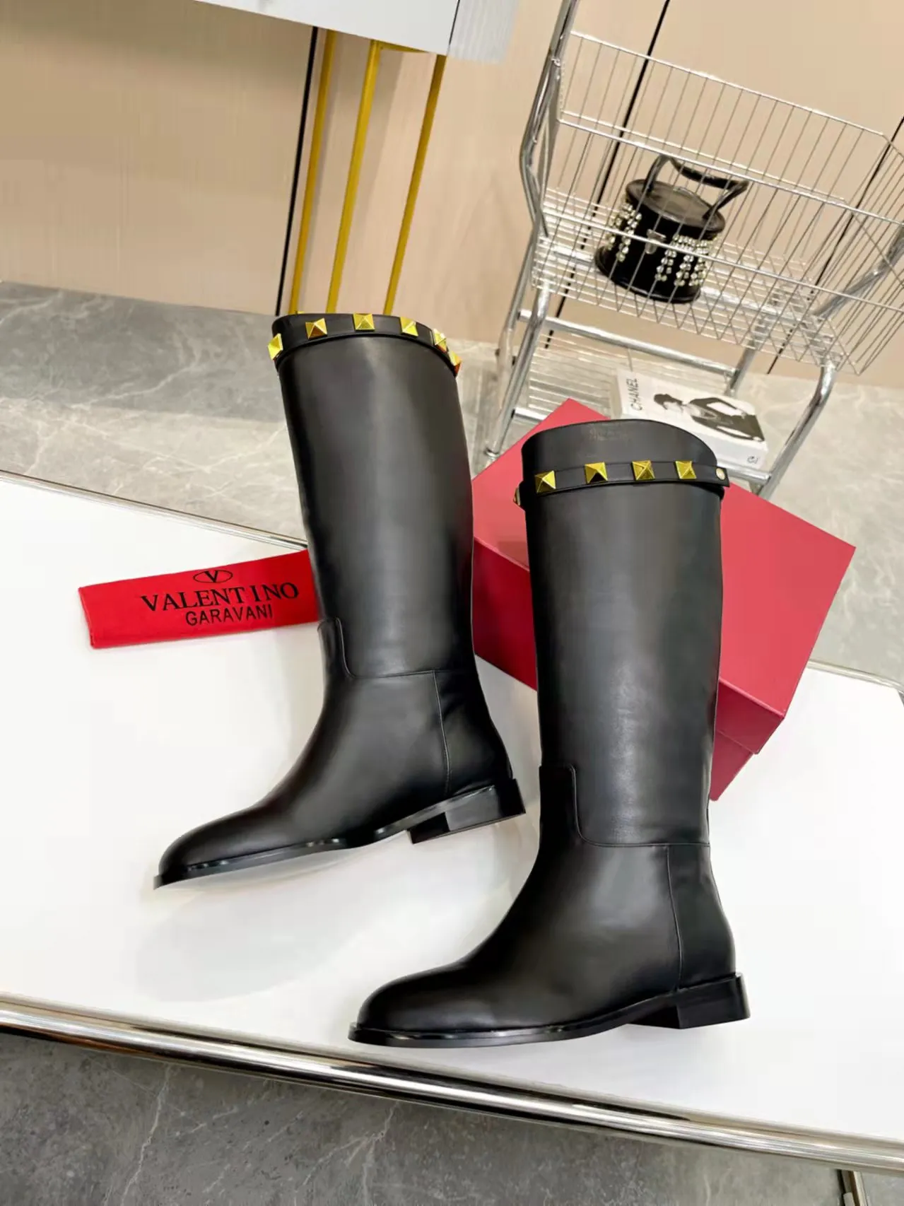 👟👟Ex-factory price 740👟👟 Genuine leather sole +40🆕 Valentino. Valentino autumn and winter fashion women's boots: Comfortable and versatile on the upper feet, showing long legs, Fabric: Imported first-layer cowhide ⚡The most popular V buckle ⚡Inside feet all genuine leather Code number: 35−40 (Customized size 41) Boot height: 15 inches